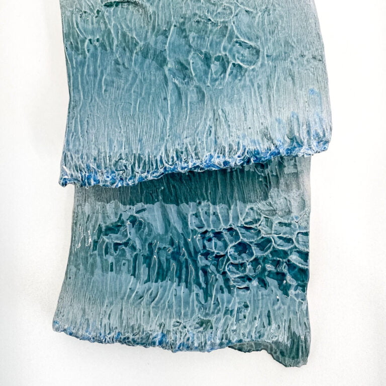 Wave in glazed ceramic. Sculpture created by Jaime Carvalho. Currently in the exhibition at Galeria Resistência in Lisbon. Inspired by the sea and wanting to represent its beauty and strength, Jaime developed a series of works in different materials, such as marble, wood, and metal, representing waves and the sea.