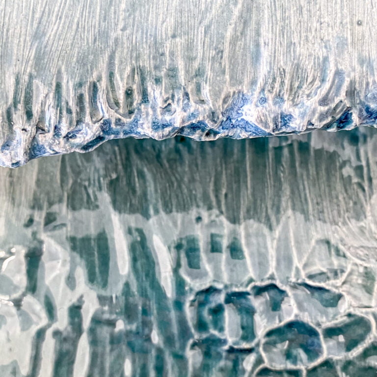 Wave in glazed ceramic. Sculpture created by Jaime Carvalho. Currently in the exhibition at Galeria Resistência in Lisbon. Inspired by the sea and wanting to represent its beauty and strength, Jaime developed a series of works in different materials, such as marble, wood, and metal, representing waves and the sea.