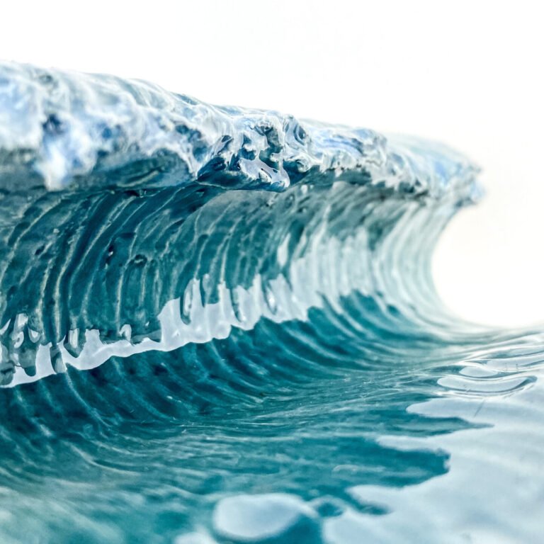 Wave in glazed ceramic. Sculpture created by Jaime Carvalho. Currently in the exhibition at Galeria Resistência in Lisbon. Inspired by the sea and wanting to represent its beauty and strength, Jaime developed a series of works in different materials, such as marble, wood, and metal, representing waves and the sea.